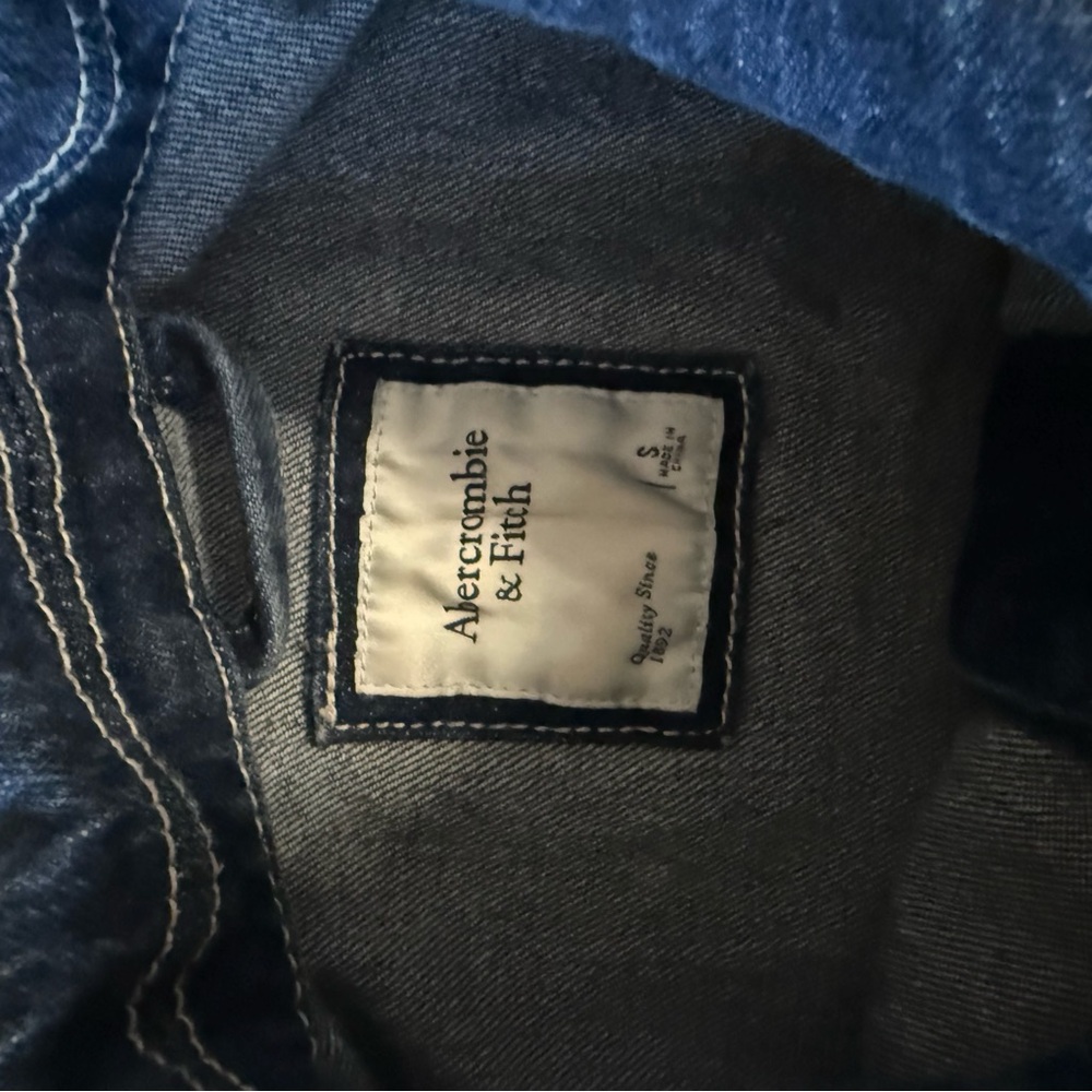 Abercrombie & Fitch cropped denim jacket in dark blue, small - Picture 4 of 5